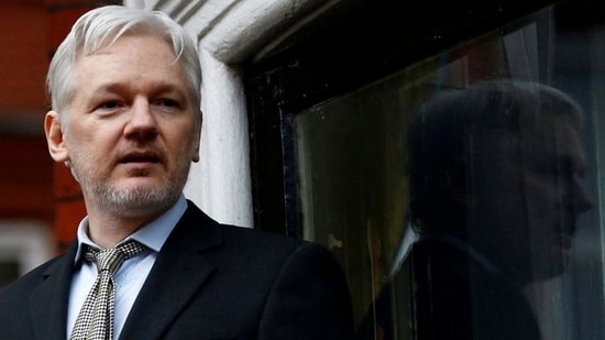 Assange estuvo recluido en la embajada ecuatoriana de 2012 a 19, después de lo cual fue arrestado y trasladado a la prisión de Belmarsh en Londres (archivo de Reuters).